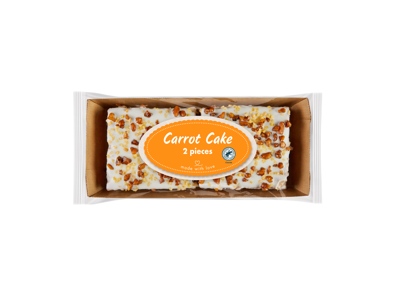 Twee stukken worteltaart met witte glazuur en noten in een doorzichtige verpakking.