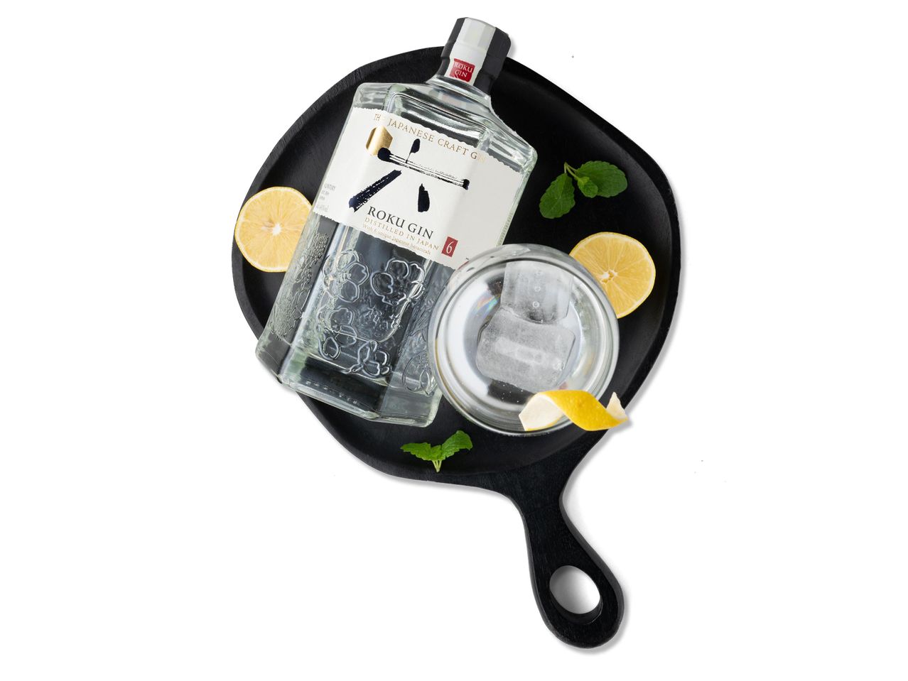 Roku gin, citrom és menta fekete táblán.