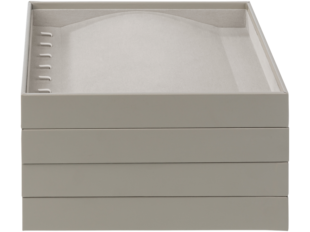 Daugiasluoksnė papuošalų dėžutė su aksominiu pamušalu.