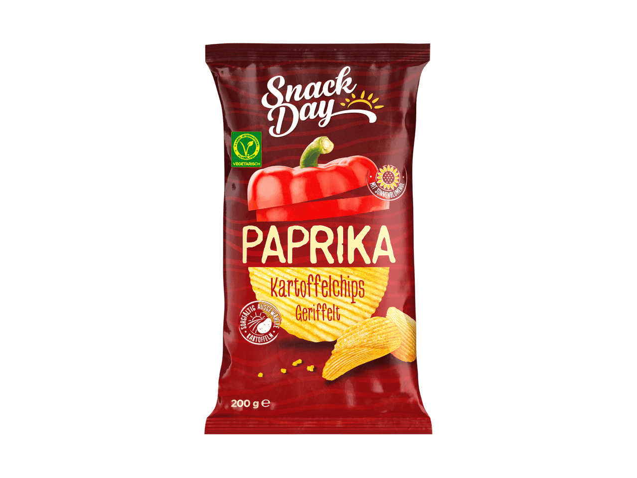 Eine Packung geriffelte Paprika-Kartoffelchips mit dem Schriftzug 'Snack Day' und einem roten Paprika.