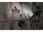 PARKSIDE® Aku LED reflektor PLSA 20-Li A1 osvetljava industrijski cevni sistem.