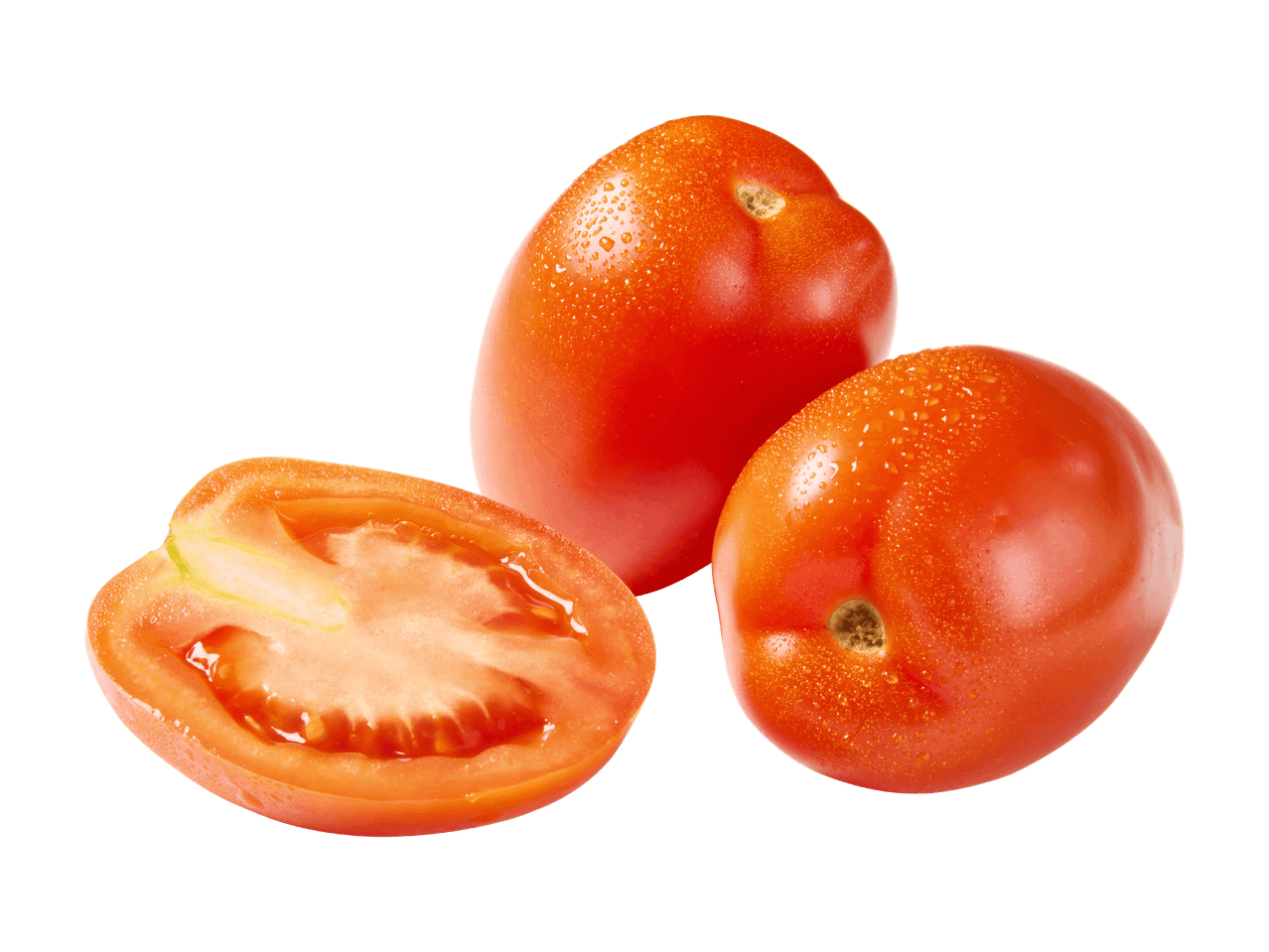 Tomates Roma rouges fraîches, entières et coupées en deux, avec des gouttelettes d'eau.