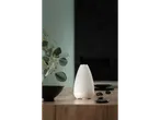 Difuzor de aromă ultrasonic LIVARNO home pe o suprafață de lemn cu elemente decorative.