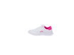 Tênis brancos com detalhes rosa.