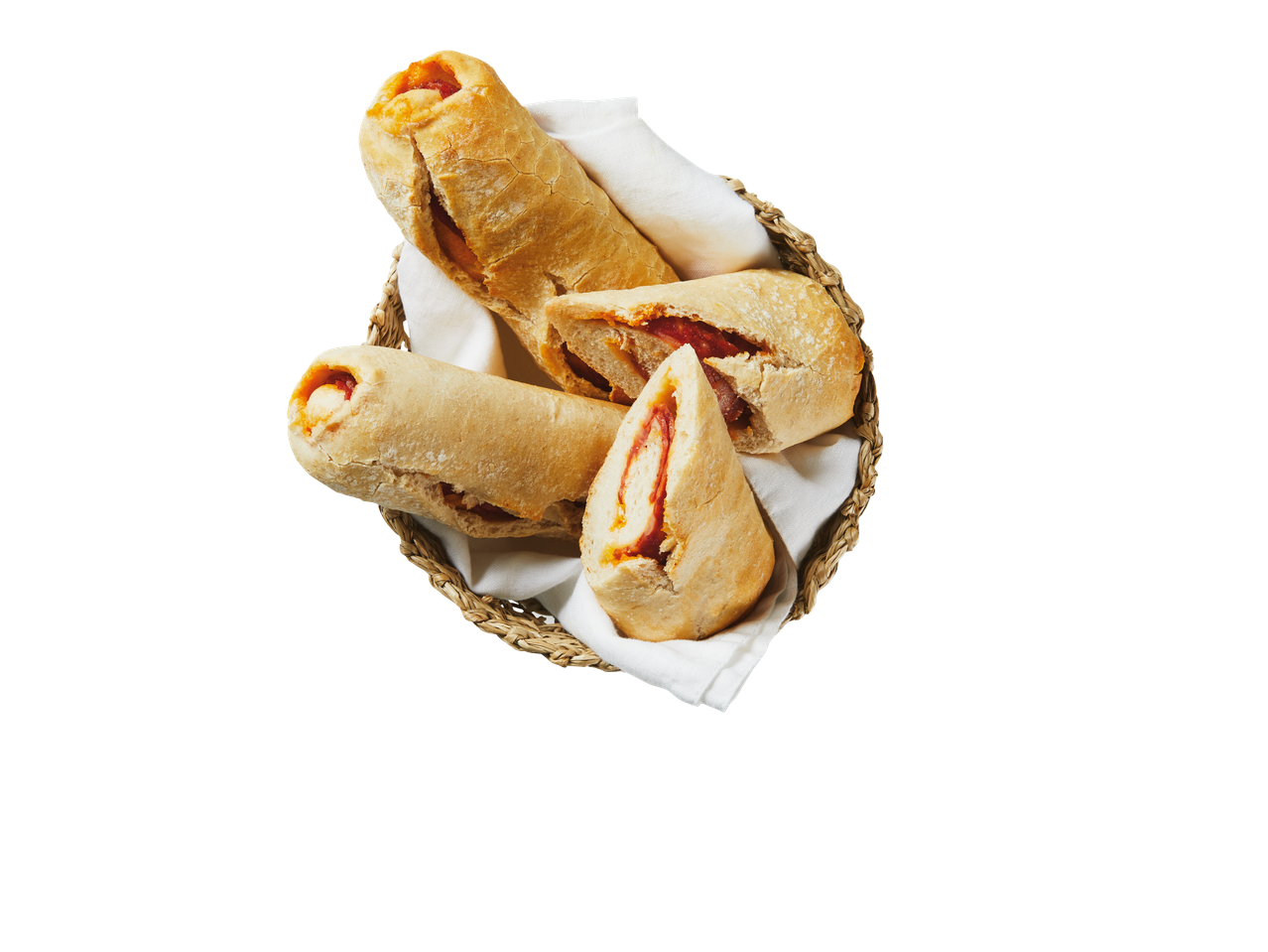 Krepšelyje patiekti maži duonos kepaliukai su chorizo dešra.