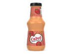 Fles whisky cocktailsaus met tomaten en mosterdzaadjes op een roze etiket.
