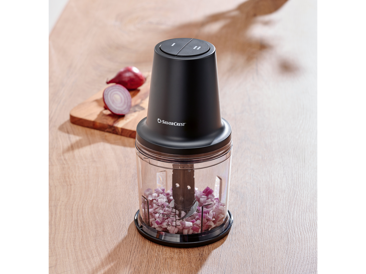 Silvercrest® multifunkcionalni secko sa seckanim crvenim lukom na drvenoj dasci.