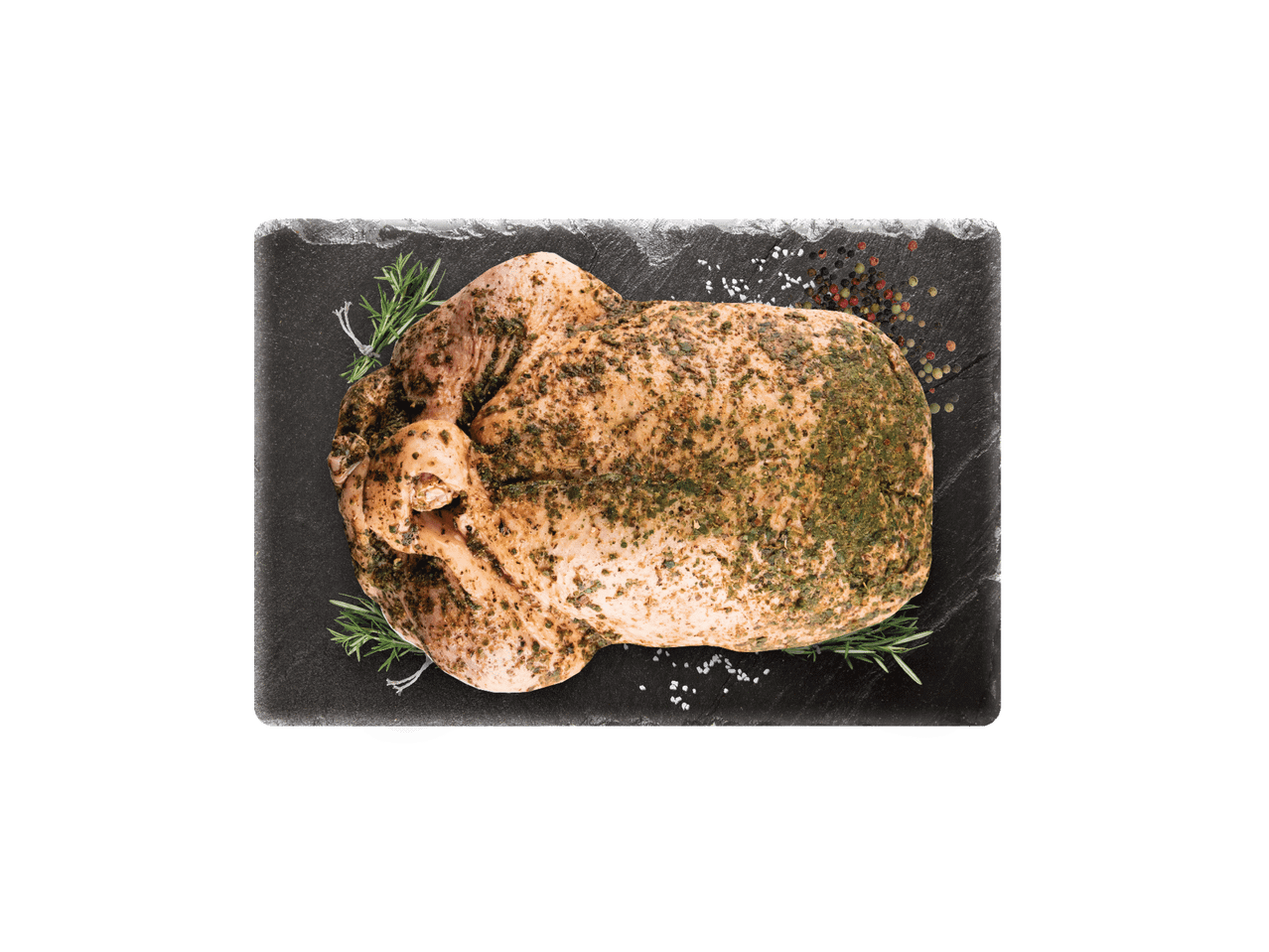 Toores ürtidega maitsestatud kana mustal laual rosmariini, soola ja pipraga.