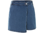 Une jupe en jean style portefeuille.