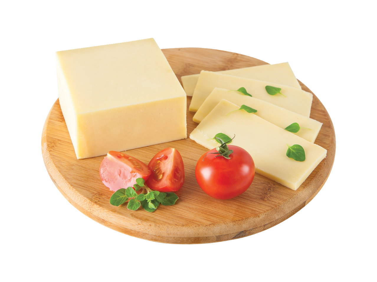 Sir u bloku i narezan, s rajčicama i začinskim biljem na drvenoj dasci.