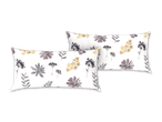 Zwei dekorative Kissen mit Blumenmuster.