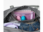 Mala de viagem Esmara com cosméticos, livros, jeans e auscultadores.