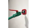 Suporte de teto PARKSIDE® com alça vermelha e haste verde, conectado a uma base de parede vermelha.