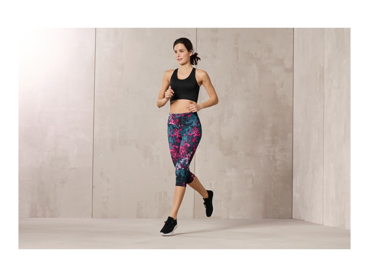 Go to full screen view: Crivit Ladies’ Cropped Sports Leggings - Image 3
