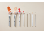Pincel de maquiagem Cien Beauty com vários cosméticos.