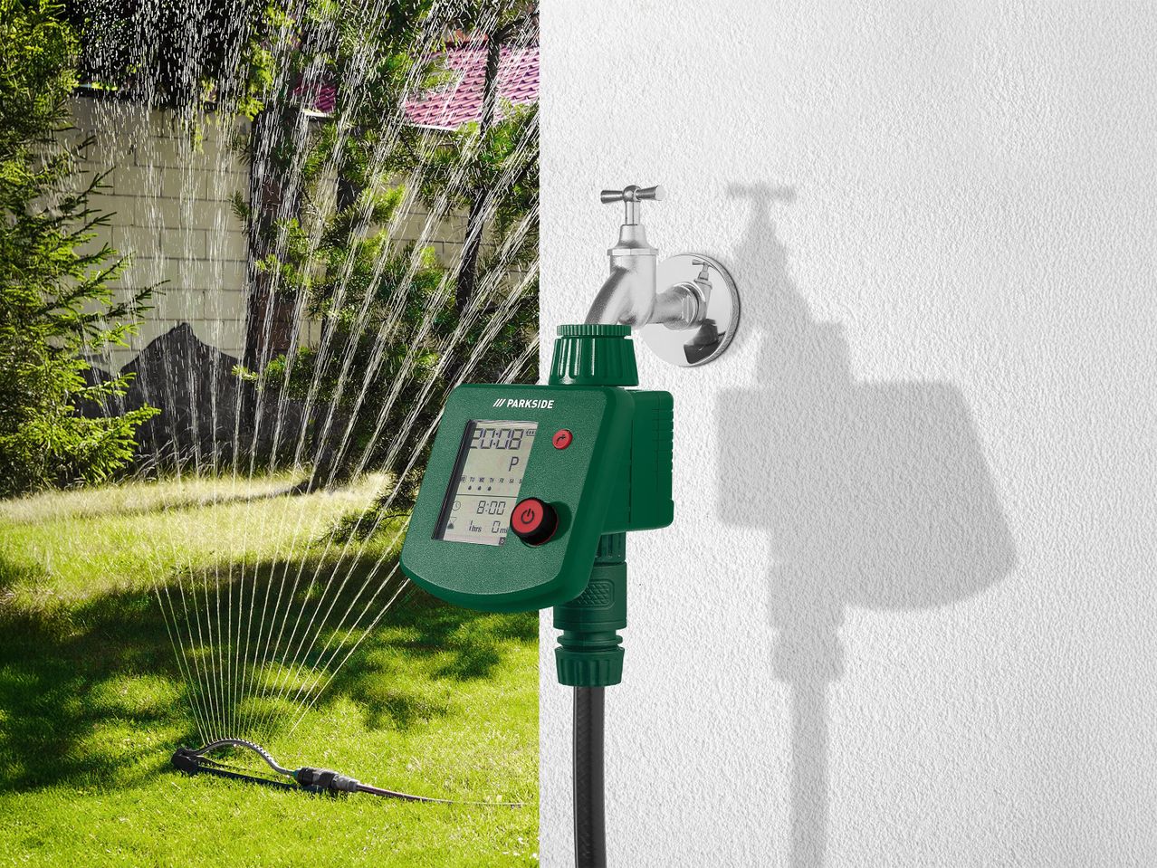 Kerti öntözőóra csapra szerelve, háttérben locsolóval öntözött zöld gyep.