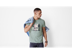 Model masculin purtând un tricou verde Jack & Jones cu imprimeu de plajă.