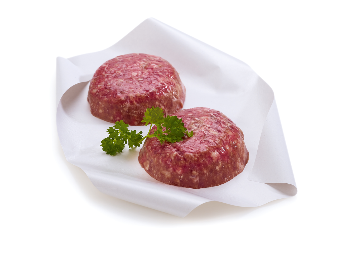 Deux burgers Black Angus crus sur du papier blanc, garnis de persil.