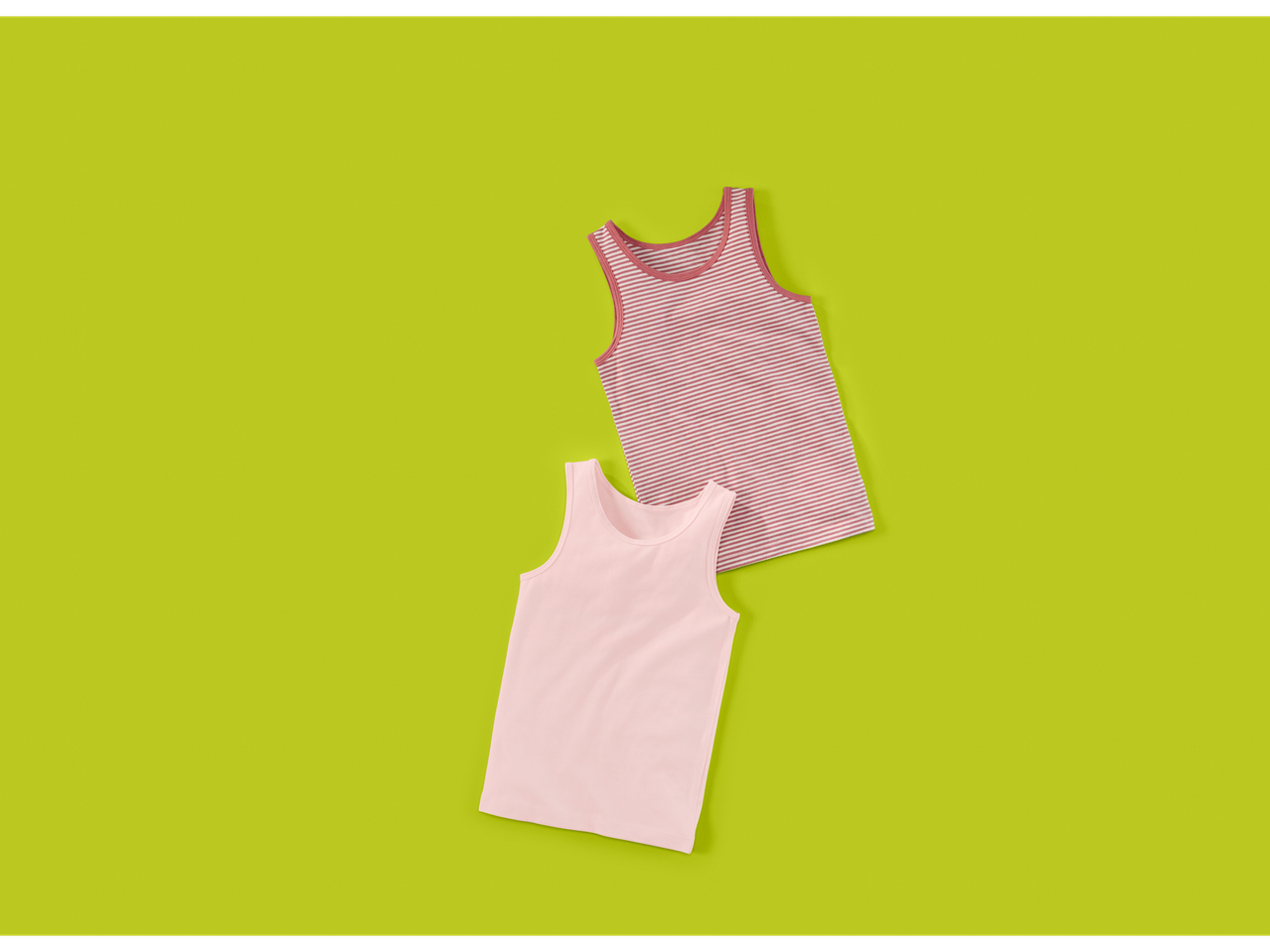 Dve dečije majice bez rukava, jedna jednobojna roze i jedna roze-bela prugasta.