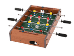 Stalo futbolo žaidimas su mediniu rėmu, žalia žaidimo aikštele ir spalvingais žaidėjais.