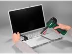 Um soprador Parkside 3 em 1 limpa um teclado de laptop.
