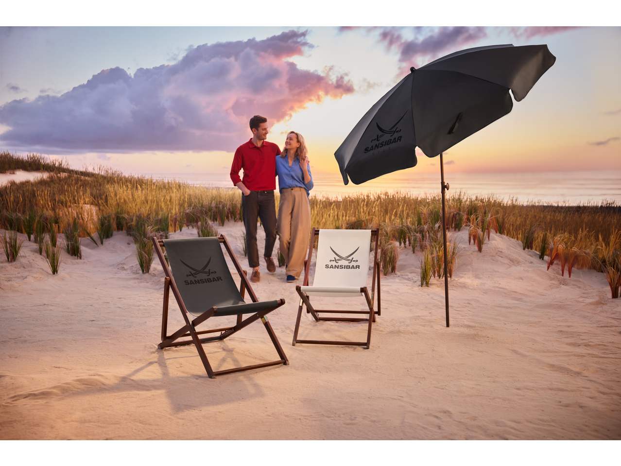 SANSIBAR Sonnenschirm und Liegestühle am Sandstrand bei Sonnenuntergang.