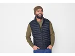 Bărbat purtând vestă Esmara Men Lightweight-Weste și pulover tricotat