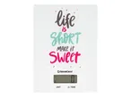 Egy 'Life is short, make it sweet' feliratú digitális konyhai mérleg.