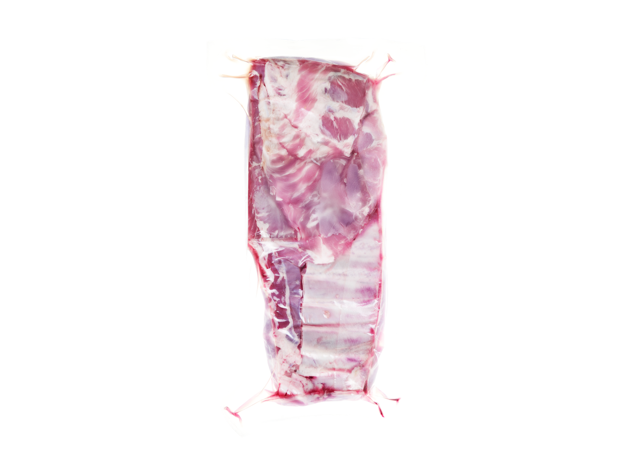 Entrecosto de porco inteiro embalado a vácuo, mostrando a carne rosada e os ossos.