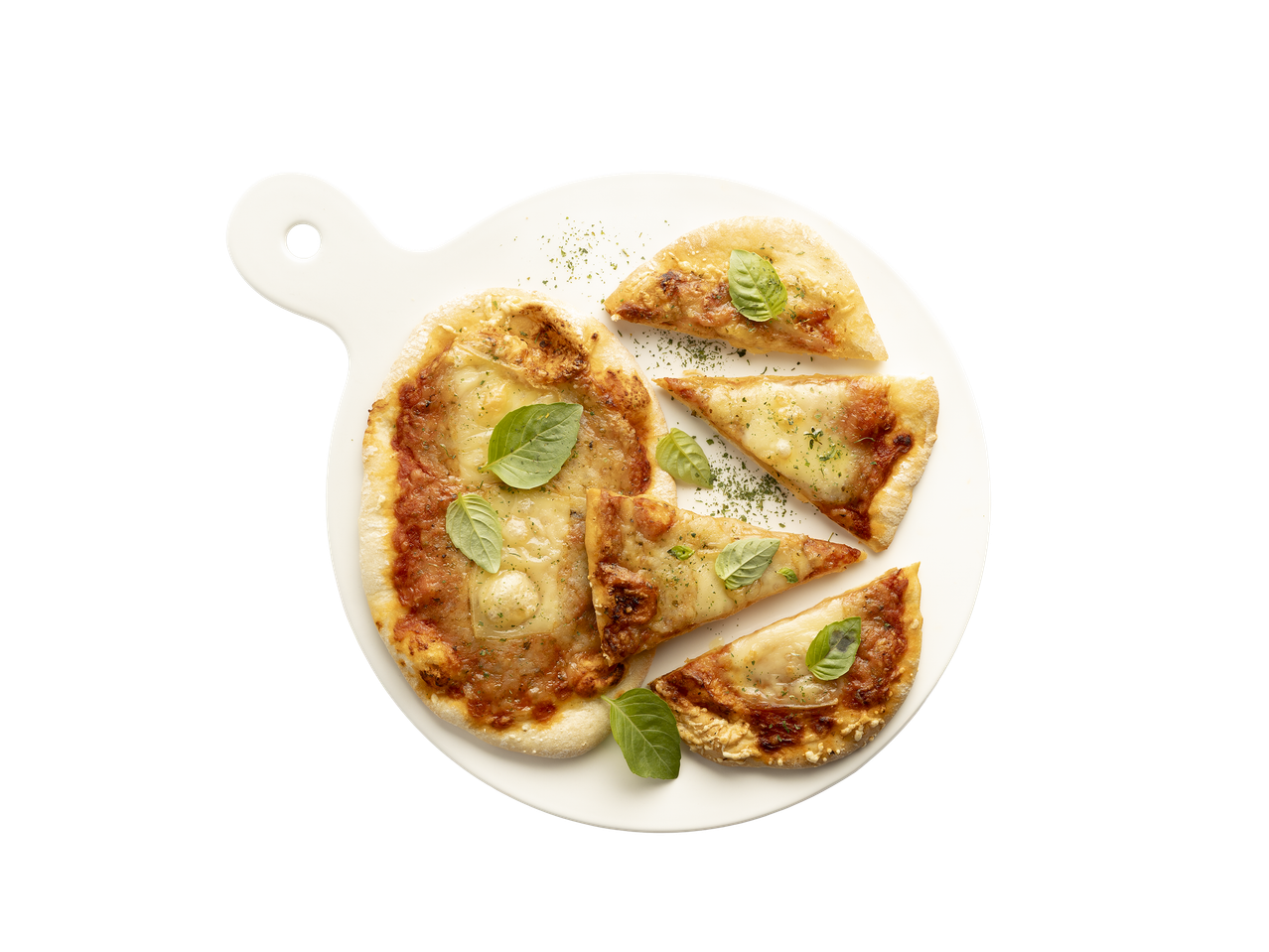 Mini-pizzas et tranches de pizza garnies de fromage et de basilic sur une planche blanche.