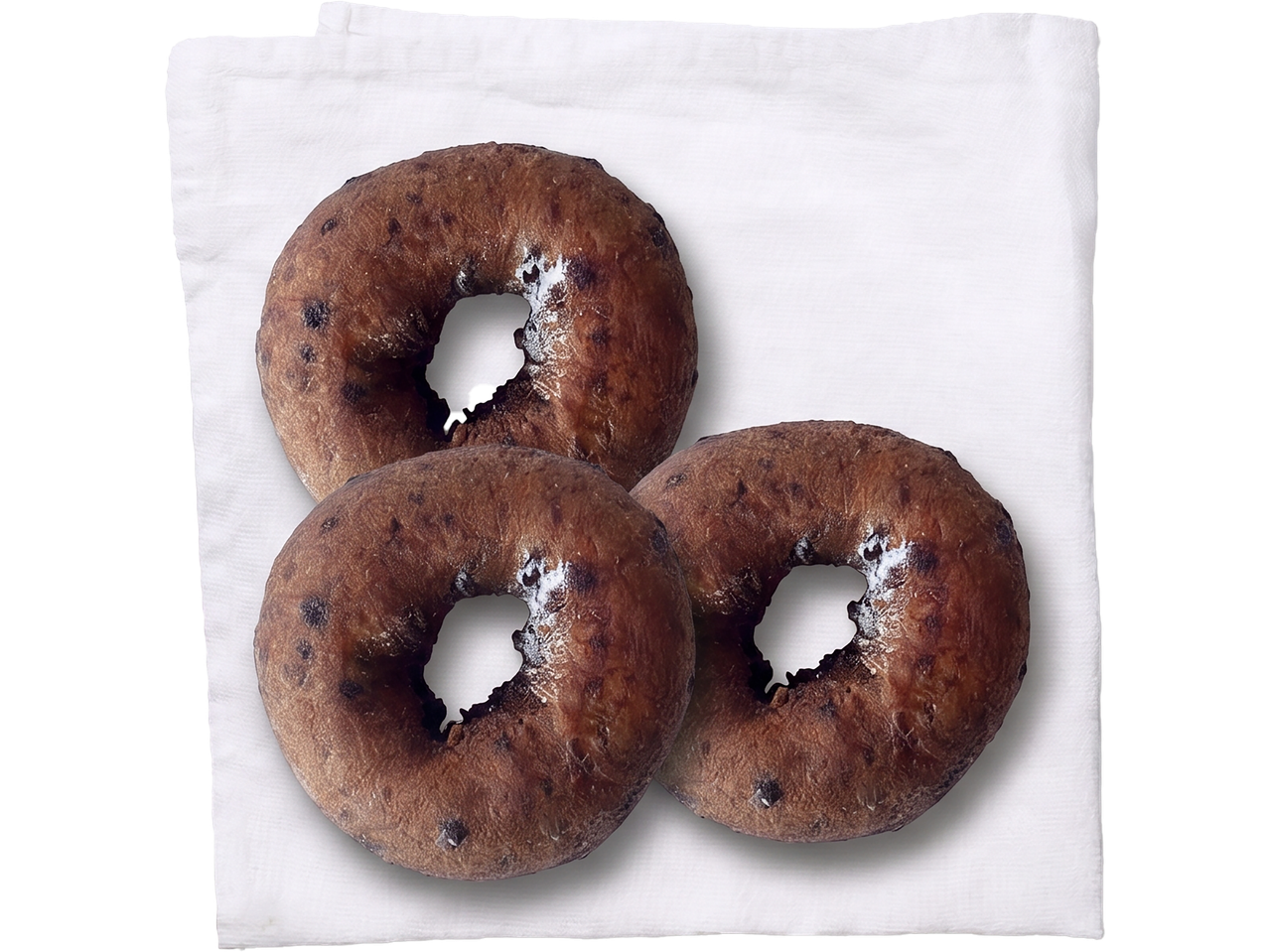 Trys BIRŽŲ DUONA varškės spurgos žiedai ant balto audinio.