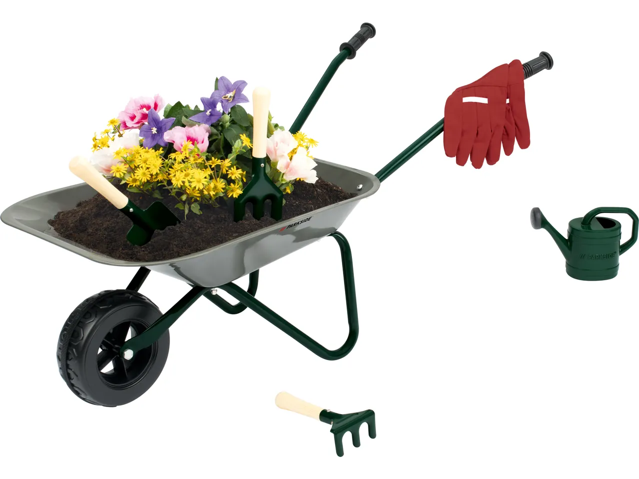 Carrinho de mão com flores, ferramentas de jardim, luvas e regador.