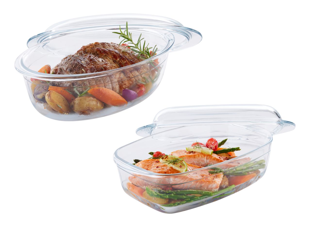 Zwei Auflaufformen aus Glas, eine mit Braten und Gemüse, die andere mit Lachs und Spargel.