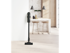 Aspirador vertical sem fio Silvercrest® 2 em 1 numa cozinha moderna.