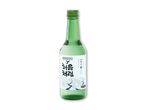 Grøn flaske med koreansk soju, med etiket der viser bjerge og en flod.