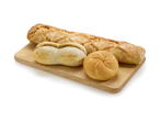 Une baguette et deux petits pains kaiser sur une planche à découper en bois.