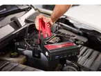 Arrancador de carro ULTIMATE SPEED® com bateria portátil UMAP 12000 C4, conectado à bateria do carro.