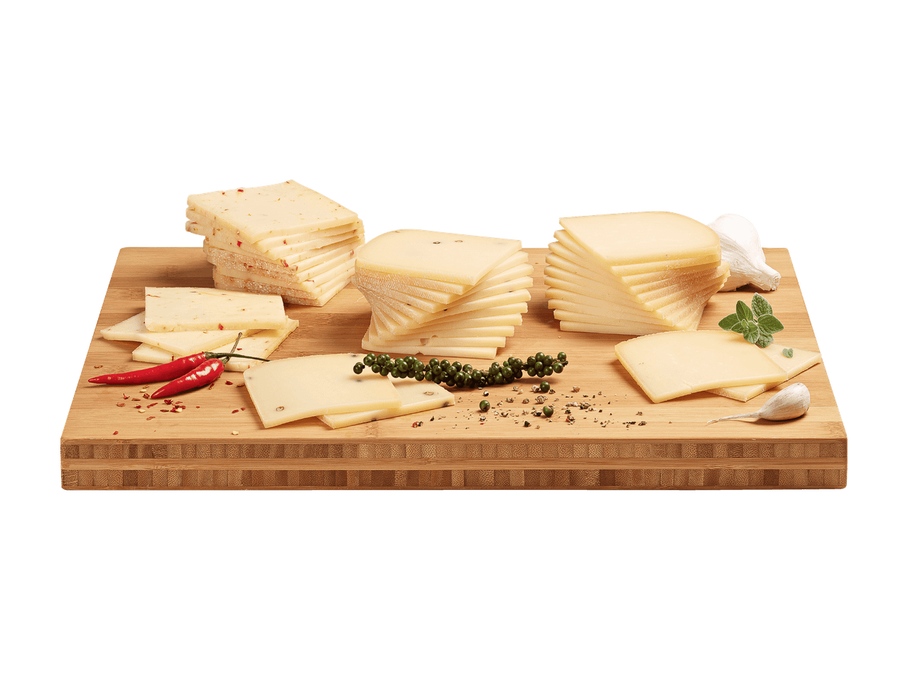 Fette di formaggio su tagliere di legno con peperoncini, grani di pepe e aglio.