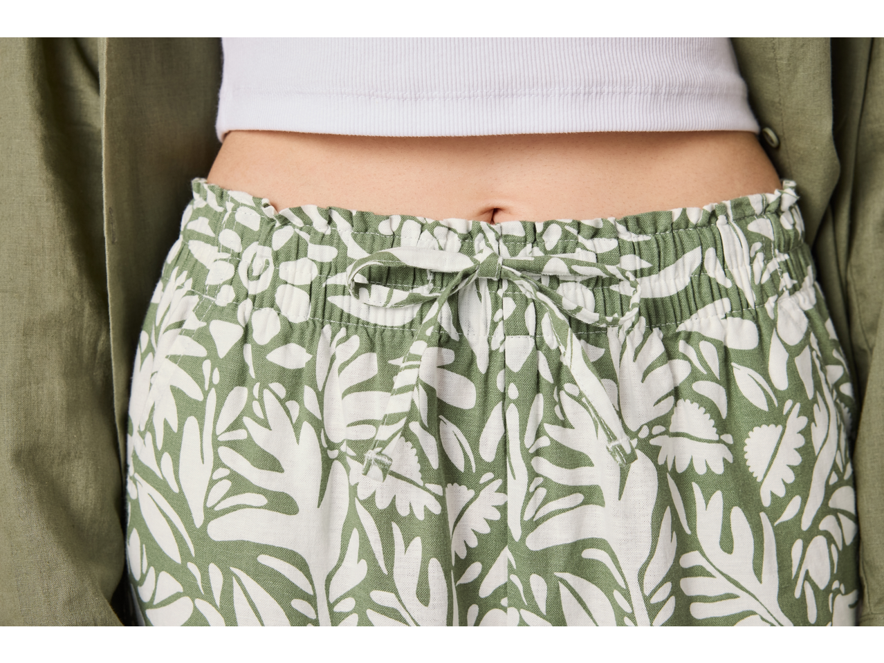 Pantaloni de damă ESMARA cu model floral verde și alb și top alb