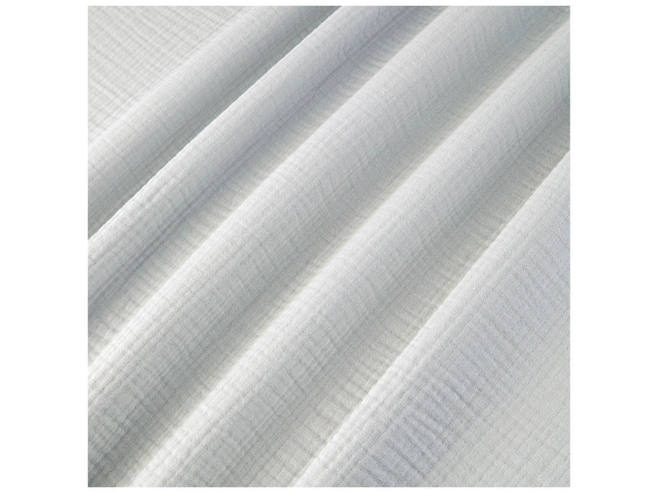 Tissu blanc plissé avec une texture subtile.