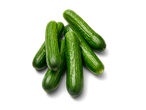 Een bosje verse groene komkommers op een zwarte achtergrond.