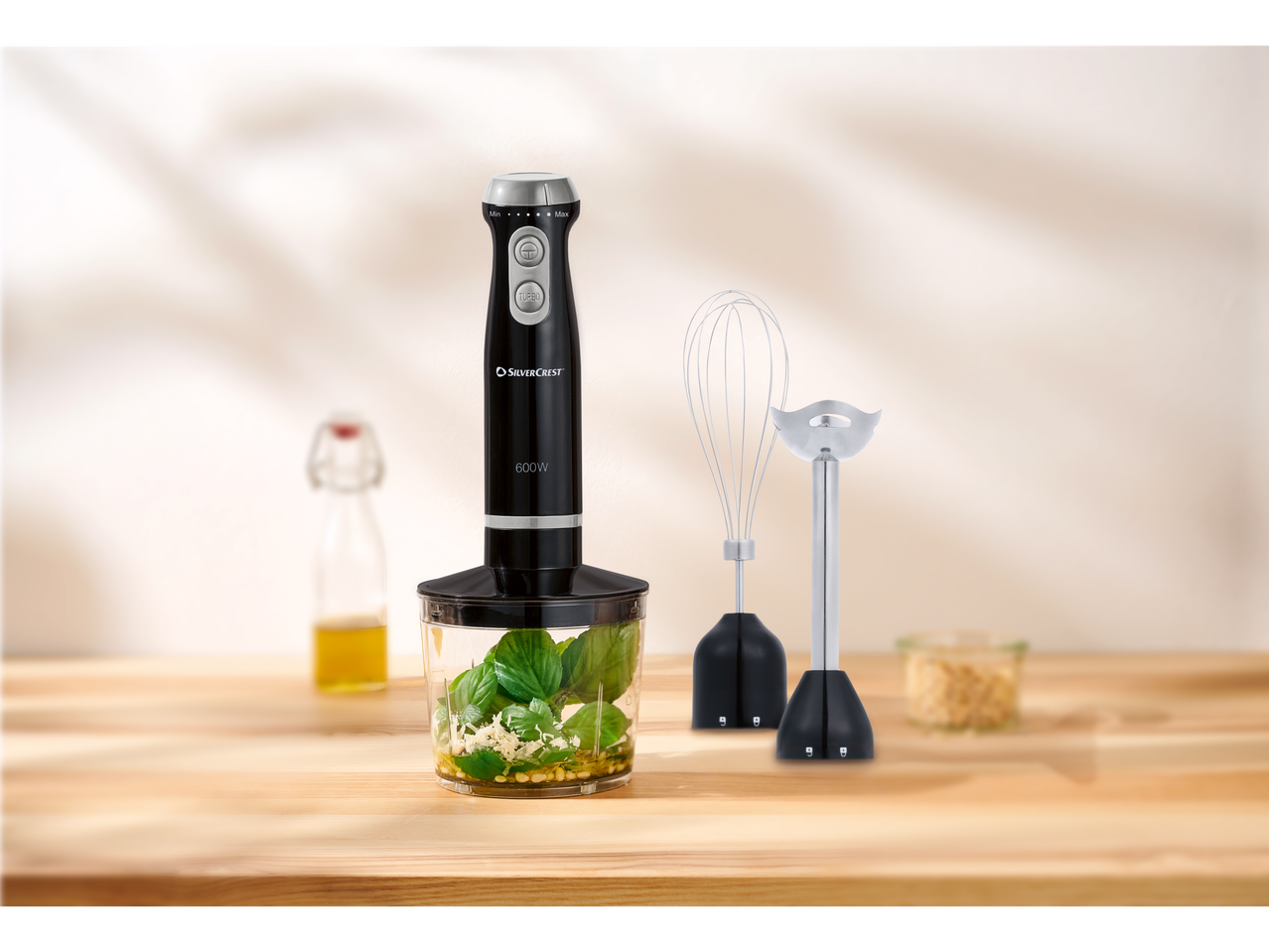 SilverCrest rankinis blenderis su priedais, paruoštas pesto gamybai.