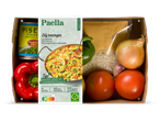 Paella verspakket met ingrediënten zoals rijst, groenten en kruiden, met receptkaart.