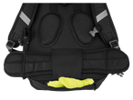 Uma mochila preta com um item amarelo brilhante no bolso.