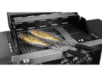 Peixe grelhado em cestos de metal numa churrasqueira.