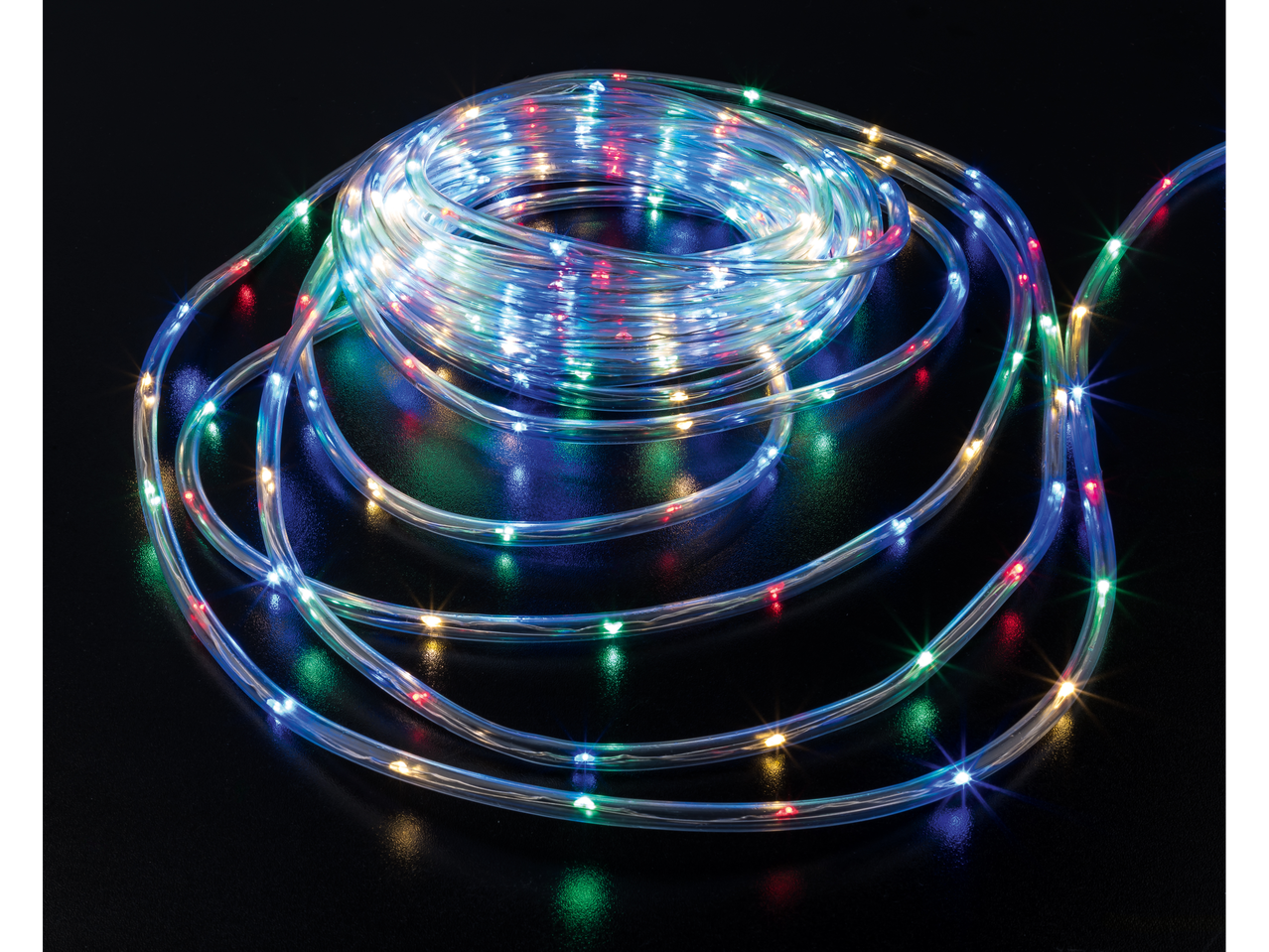 LIVARNO HOME daugiaspalvė LED šviesos žarna, susukta ant juodo fono.