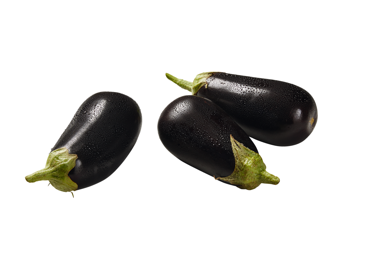 Drie glanzende aubergines met waterdruppels op een zwarte achtergrond.
