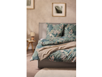 LIVARNO Renforcé-Bettwäsche: roupa de cama com estampa de folhas tropicais num quarto aconchegante.