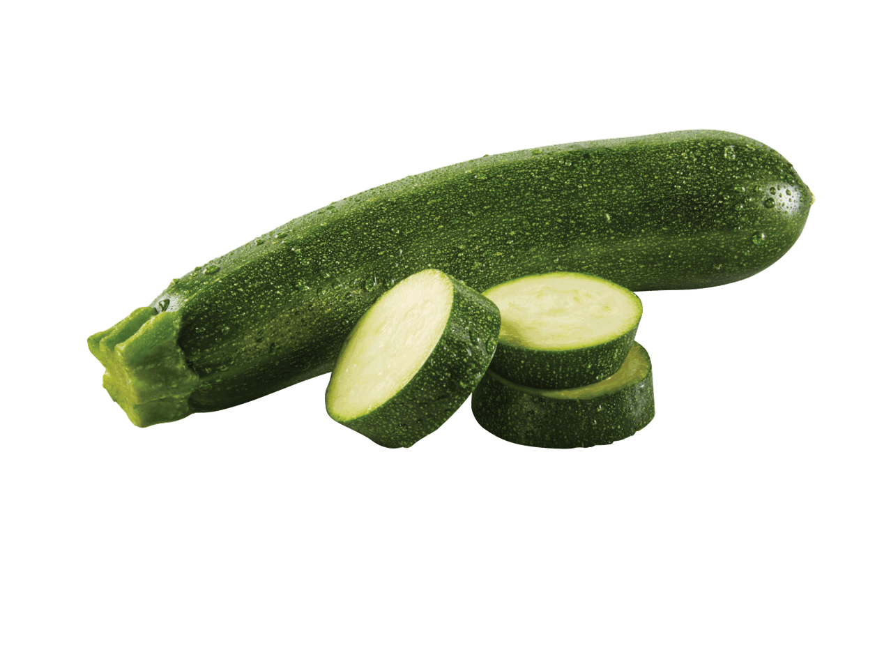 Cukinija ir jos griežinėliai su vandens lašeliais ant juodo fono.