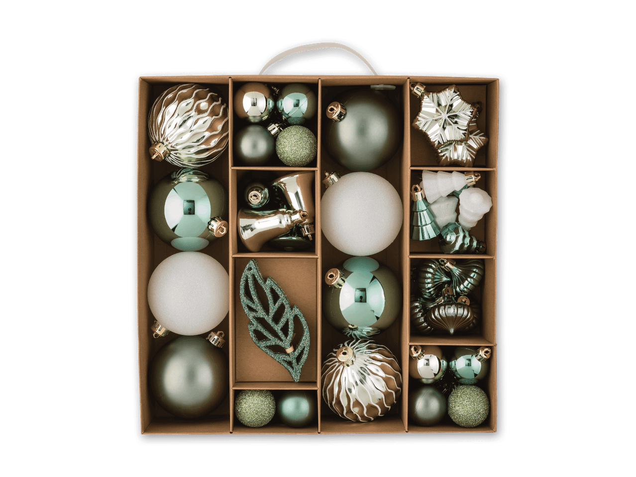Weihnachtskugeln in Grün-, Gold- und Weißtönen in einer braunen Schachtel